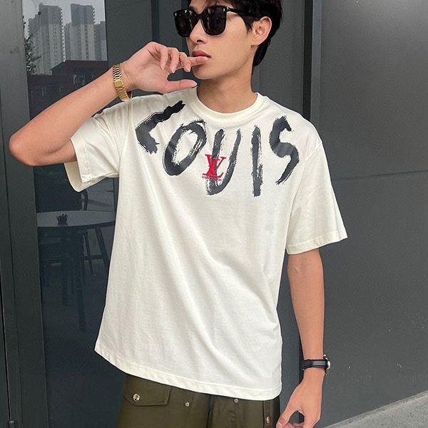 ルイヴィトン ロゴの手描きグラフィティ刺繍入り Tシャツ vum35179